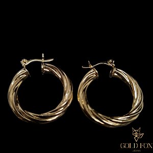 BRINCO ARGOLA TUBO TRABALHADA G FECHO ITALIANO - BANHADO A OURO 18K