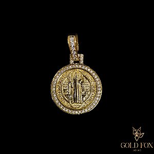 PINGENTE MEDALHA DE SÃO BENTO BORDA CRAVEJADA EM ZIRCÔNIA - BANHADO A OURO 18K