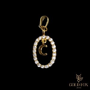 PINGENTE OVAL BORDA CRAVEJADA COM LETRA (C) - BANHADO A OURO 18K