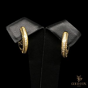 BRINCO ARGOLA CRAVEJADA FRENTE E LATERAL CRISTAL G - BANHADO A OURO 18K