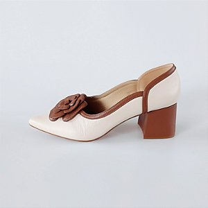 SCARPIN SALTO BAIXO BLOCO COURO OFF WHITE MARROM CONFORTAVEL