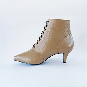 BOTA SALTO BAIXO FINO COURO NUDE ESCURO CONFORTAVEL