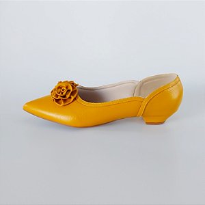 SCARPIN SALTO BAIXO FINO COURO MOSTARDA CONFORTAVEL