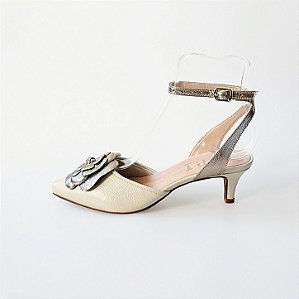 SCARPIN SALTO FINO COURO OFF WHITE PRATA VELHA CONFORTAVEL