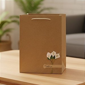 Sacola de Presente Marrom Grande com Flor e Frase 32 X 26cm Papel Cartão