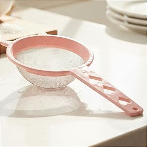 Peneira Multiuso de Plástico Cabo Detalhe Coração Rosa G 15cm