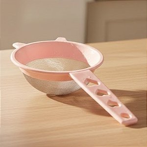 Peneira Multiuso de Plástico Cabo Detalhe Coração Rosa P 9cm