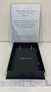 CAIXA PRESENTE COM BLOCO ANOTAÇÕES E CANETA