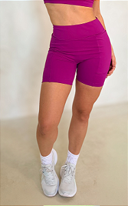 Shorts fitness com bolso nas laterais