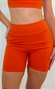 Shorts fitness com bolso nas laterais