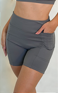 Shorts com bolso nas laterais