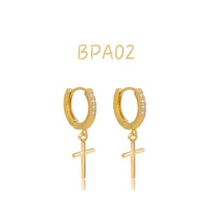 Brinco argola dourado articulada cruz pequeno