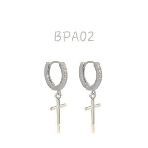 Brinco argola articulada cruz pequeno prata