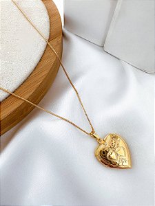 Relicário folheado a ouro 18k com corações