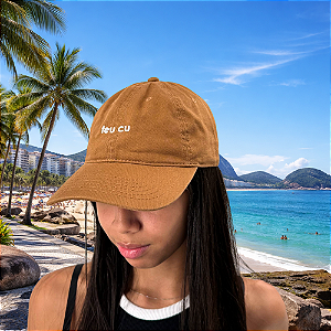 Boné Bordado Ajustável Identidade Carioca – "Teu C*" (Marrom)