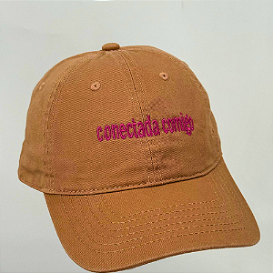 Boné Bordado Ajustável Identidade Carioca – "Conectada Comigo"-(Bege-rosa)