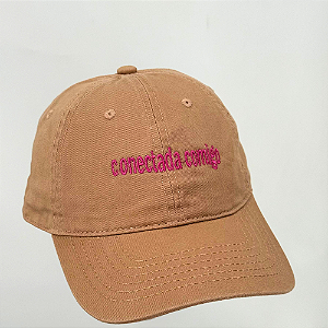 Boné Bordado Ajustável Identidade Carioca – "Conectada comigo" (Bege-Rosa)