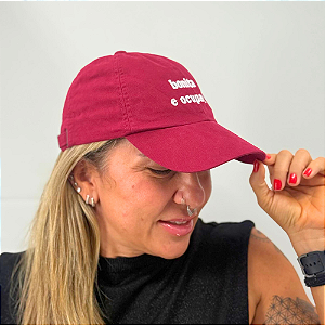 Boné Bordado Ajustável Identidade Carioca – "Bonita e Ocupada" (Roxo)