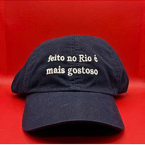 Boné Bordado Ajustável Identidade Carioca – "Feito no rio é mais gostoso" (Azul)