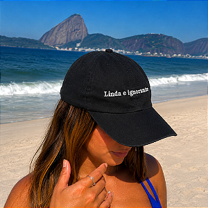 Boné Bordado Ajustável Identidade Carioca – Linda e ignorante (Preto)