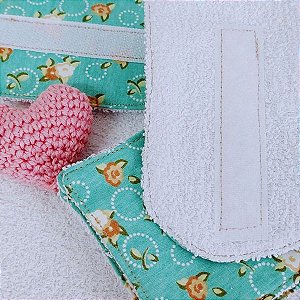 Kit Ecopads de Tecido Tricoline e Felpa com Estampa Floral, Fundo Verde e Coração em Crochê Amigurumi
