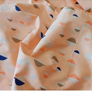Tecido Tricoline para Patchwork com Estampa de Folhas Coloridas em Fundo Salmão