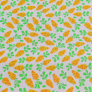 Tecido Tricoline para Patchwork com Estampa de Mini Cenouras em Fundo Bege