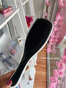 Escova para todos os tipos de cabelo. Desembaraça os fios molhados, principalmente durante o banho