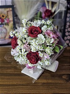 Buquê Évora - 3 Rosas Nacionais + Astromelias