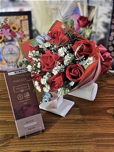Kit Dolce Vermilion - Buquê com 7 Rosas Nacionais + Barra de Chocolate Premiado Nugali