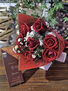 Kit Dolce Vermilion - Buquê com 7 Rosas Nacionais + Barra de Chocolate Nugali