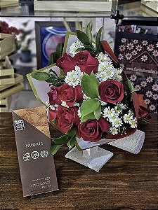 Kit Dolce Vermilion - Buquê com 7 Rosas Nacionais + Barra de Chocolate Premiado Nugali