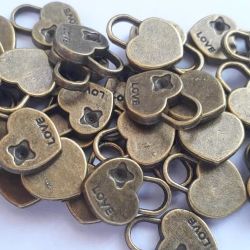 ACESSORIO NO BRUTO PRONTO PARA O BANHO  CADEADO EM FORMA DE CORASÇÃO (UNIDADE)  - EM ALTA  FUSÃO - PESO 1,7GR - TAMANHO 1,5X1CM -  BRU2552