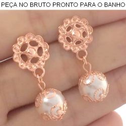 BRINCO NO BRUTO PRONTO PARA BANHO JA NO COBRE COM PEROLA BRANCA 10MM  EM PENDURICADO 4GR TAMANHO APROXIMADO:3CM REF.BRU1000