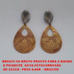 BRINCO NO BRUTO PRONTO PARA O BANHO  E PINGENTE  GOTA FOTOCORROSÃO  DE 2X3CM - PESO 4.4GR  - BRU2356