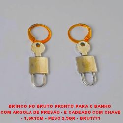 BRINCO NO BRUTO PRONTO PARA O BANHO  COM ARGOLA DE PRESÃO - E CADEADO COM CHAVE ESMALTADA - 1,5X1CM - PESO 2,9GR - BRU1771