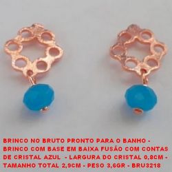 BRINCO NO BRUTO PRONTO PARA O BANHO -  BRINCO COM BASE EM BAIXA FUSÃO COM CONTAS DE CRISTAL AZUL  - LARGURA DO CRISTAL 0,8CM - TAMANHO TOTAL 2,9CM - PESO 3,6GR - BRU3218