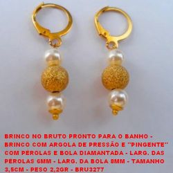 BRINCO NO BRUTO PRONTO PARA O BANHO -  BRINCO COM ARGOLA DE PRESSÃO E ''PINGENTE''  COM PÉROLAS E BOLA DIAMANTADA - LARG. DAS  PÉROLAS 6MM - LARG. DA BOLA 8MM - TAMANHO  3,5CM - PESO 2,2GR - BRU3277
