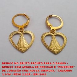 BRINCO NO BRUTO PRONTO PARA O BANHO -  BRINCO COM ARGOLA DE PRESSÃO E ''PINGENTE''  DE CORAÇÃO COM NOSSA SENHORA - TAMANHO  3,1CM - PESO 2,3GR - BRU1063