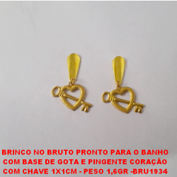 BRINCO NO BRUTO PRONTO PARA O BANHO COM BASE DE GOTA E PINGENTE CORAÇÃO COM CHAVE 1X1CM - PESO 1,6GR -BRU1934