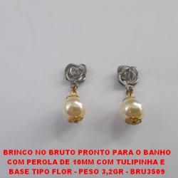 BRINCO NO BRUTO PRONTO PARA O BANHO COM PEROLA DE 10MM COM TULIPINHA E  BASE TIPO FLOR - PESO 3,2GR - BRU3509