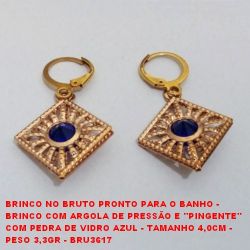 BRINCO NO BRUTO PRONTO PARA O BANHO -  BRINCO COM ARGOLA DE PRESSÃO E ''PINGENTE''  COM PEDRA DE VIDRO AZUL - TAMANHO 4,0CM -  PESO 3,3GR - BRU3617