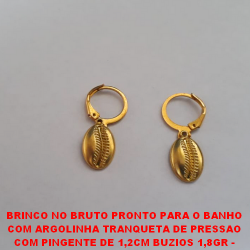 BRINCO NO BRUTO PRONTO PARA O BANHO  COM ARGOLINHA  DE PRESSAO  COM PINGENTE DE 1,2CM BUZIOS 1,8GR -  BRU0651