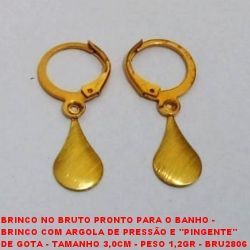 BRINCO NO BRUTO PRONTO PARA O BANHO -  BRINCO COM ARGOLA DE PRESSÃO E ''PINGENTE'' DE GOTA - TAMANHO 3,0CM - PESO 1,2GR - BRU2806