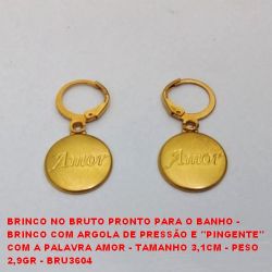 BRINCO NO BRUTO PRONTO PARA O BANHO -  BRINCO COM ARGOLA DE PRESSÃO E ''PINGENTE''  COM A PALAVRA AMOR - TAMANHO 3,1CM - PESO  2,9GR - BRU3604
