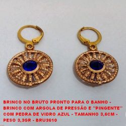 BRINCO NO BRUTO PRONTO PARA O BANHO -  BRINCO COM ARGOLA DE PRESSÃO E ''PINGENTE''  COM PEDRA DE VIDRO AZUL - TAMANHO 3,6CM -  PESO 3,3GR - BRU3610