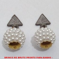 BRINCO NO BRUTO PRONTO PARA BANHO -  BRINCO COM BOLINHA DE PÉROLAS DE 11MM -  TAMANHO:2,5CM - PESO:2,8GR - BRU1642