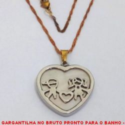 GARGANTILHA NO BRUTO PRONTO PARA O BANHO -  GARGANTILHA COM PINGENTE DE CORAÇÃO DE MADRE  PÉROLA COM UM MENINO E UMA MENINA  -  TAMANHO:45,0CM - PESO:4,2GR - BRU05A