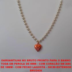 GARGANTILHA NO BRUTO PRONTO PARA O BANHO TODA EM PEROLA DE 8MM - COM CORAÇÃO EM ABS DE 18MM - COM FECHO LAGOSTA - 50CM+EXTENSOR BRU2436