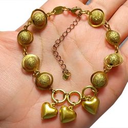 Pulseira No Bruto Pronto Para Banho Com bolas De 8mm E Três Corações Tamanho Aproximado: 20,0cm Extensor: 5,0cm Peso: 8,5 gramas REF: BRU992A